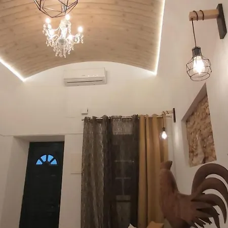 Casa Do Beco, Confortável, Em Bairro Típico De *