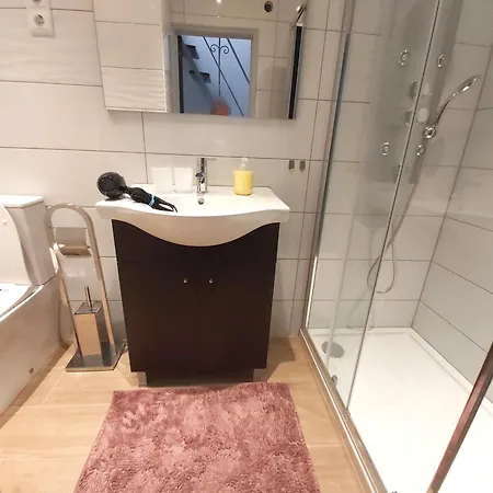 Casa Do Beco, Confortável, Em Bairro Típico De *